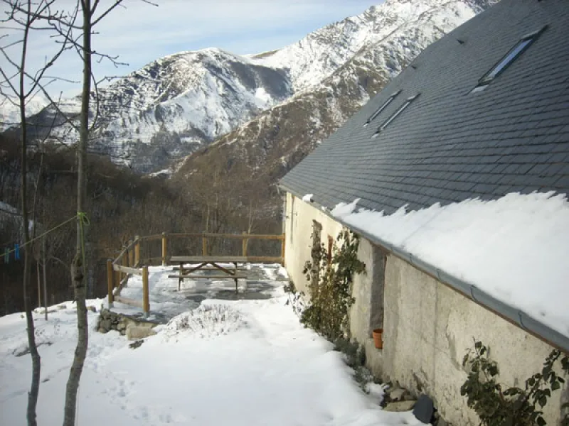 Vue sur les montagnes enneigées Grange de Bâa Hautes Pyrénées