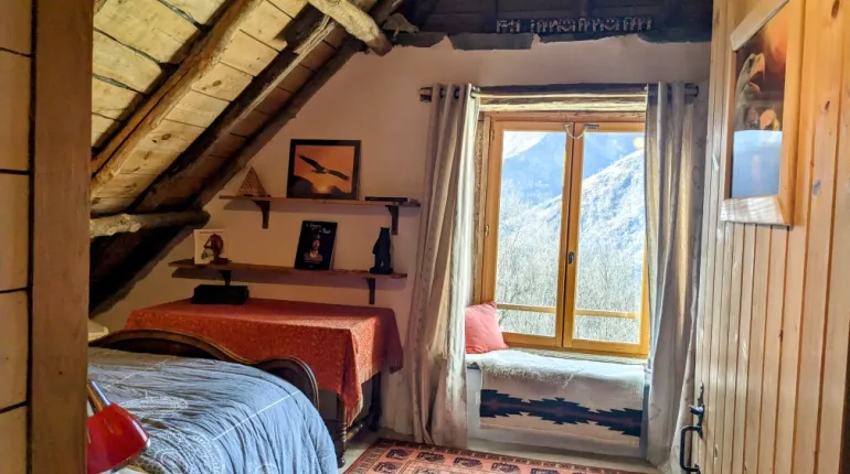 Bedroom with double bed Grange de Bâa Hautes Pyrénées
