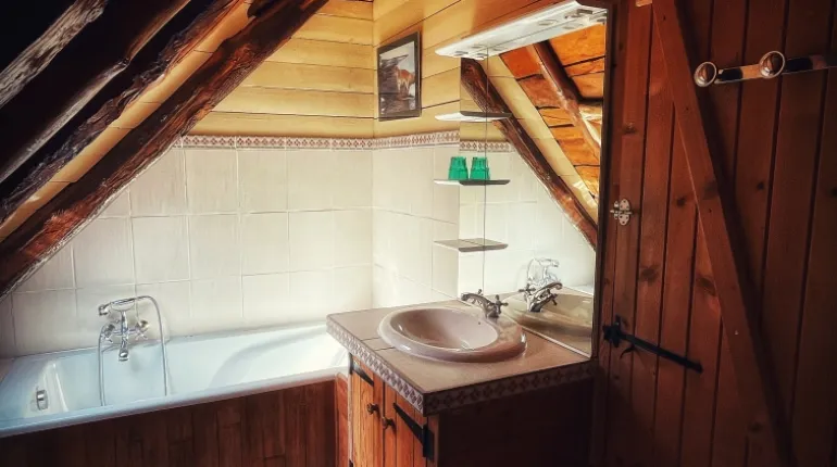 Upstairs bathroom Grange de Bâa Hautes Pyrénées