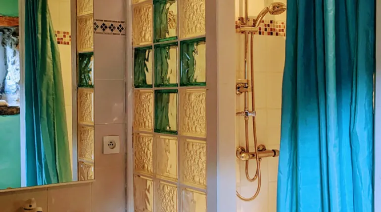 Ground floor shower room Grange de Bâa Hautes Pyrénées