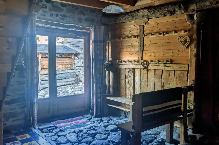 Pierre et bois dans l'entrée Grange de Bâa Hautes Pyrénées