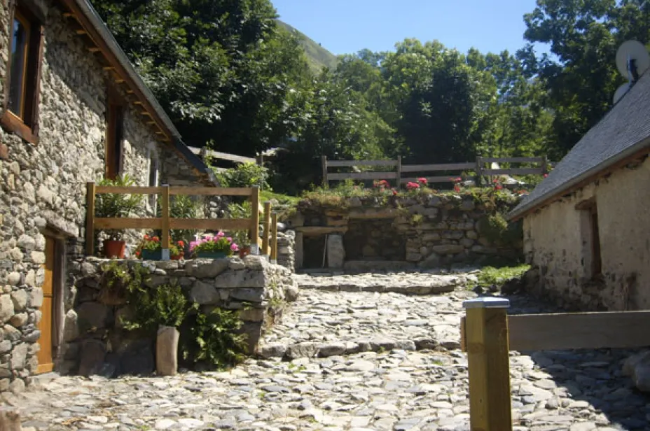 La cour pavée Grange de Bâa Hautes Pyrénées