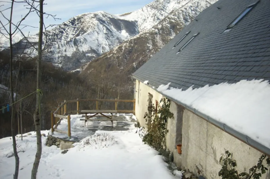 Vue sur les montagnes enneigées Grange de Bâa Hautes Pyrénées