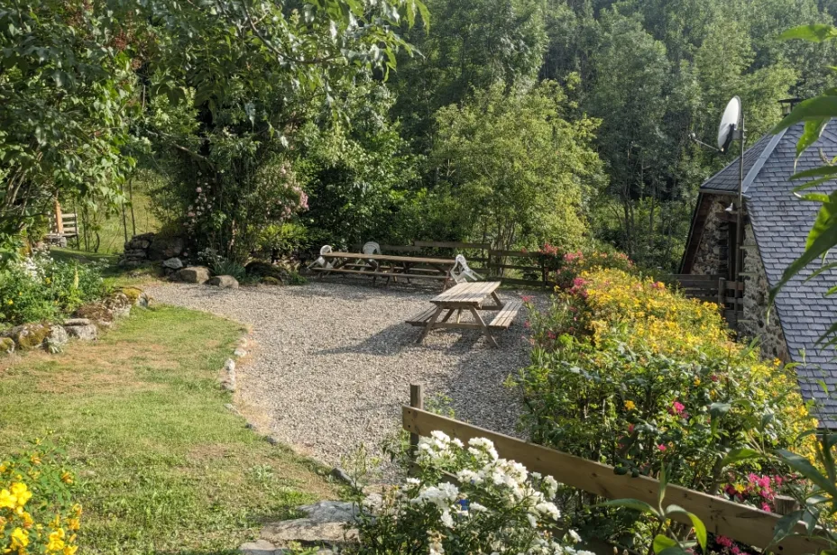 Terrasse fleurie et nature environnante Grange de Bâa Hautes Pyrénées