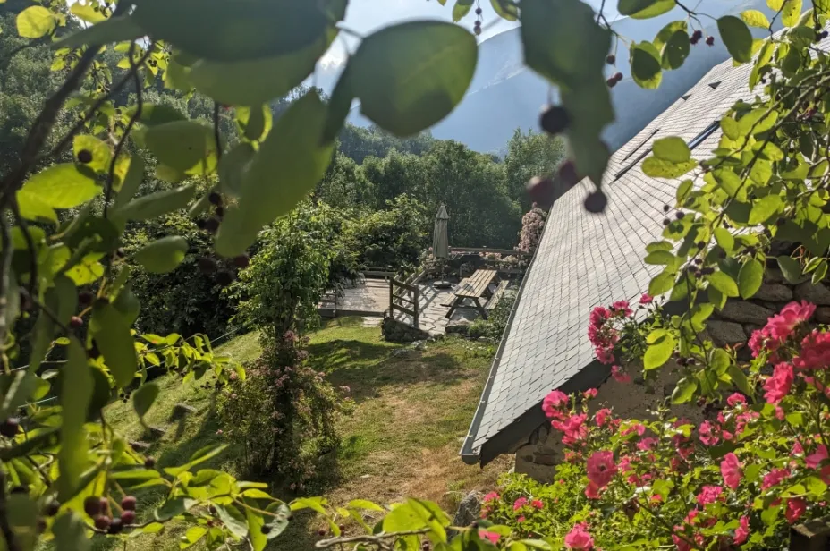 La cour pavée Grange de Bâa Hautes Pyrénées