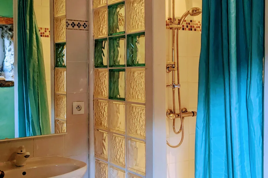 Salle de douche avec toilettes Grange de Bâa Hautes Pyrénées