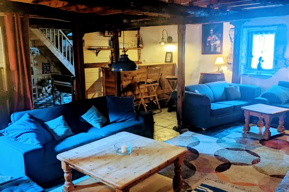 Le salon et le coin bar Grange de Bâa Hautes Pyrénées
