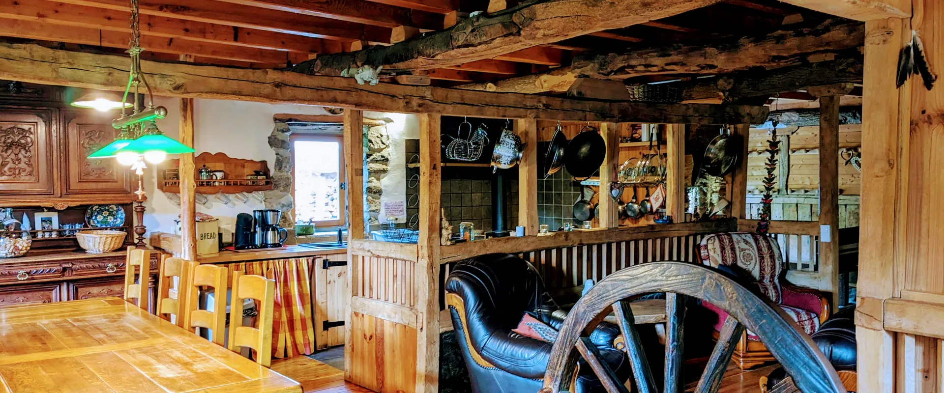 La salle à manger ambiance bois Grange de Bâa Hautes Pyrénées