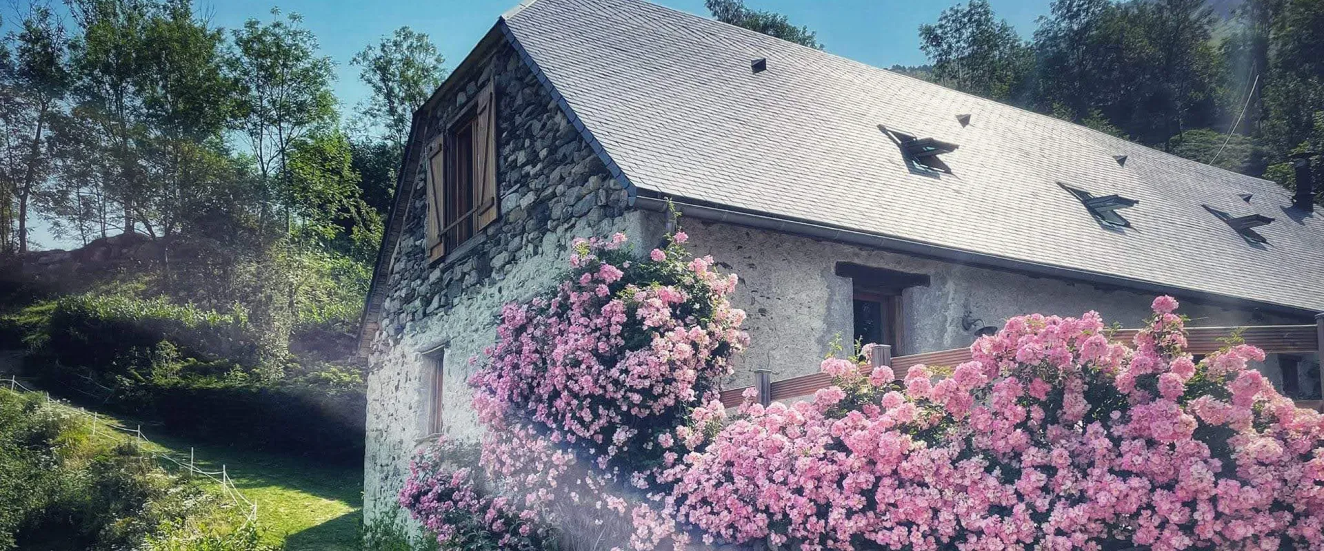 Extérieur ensoleillé et fleuri en été Grange de Bâa Hautes Pyrénées