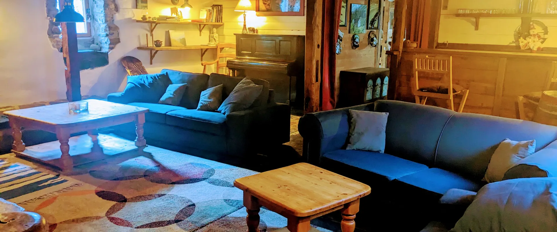 Chaleur et convivialité dans le salon avec piano Grange de Bâa Hautes Pyrénées